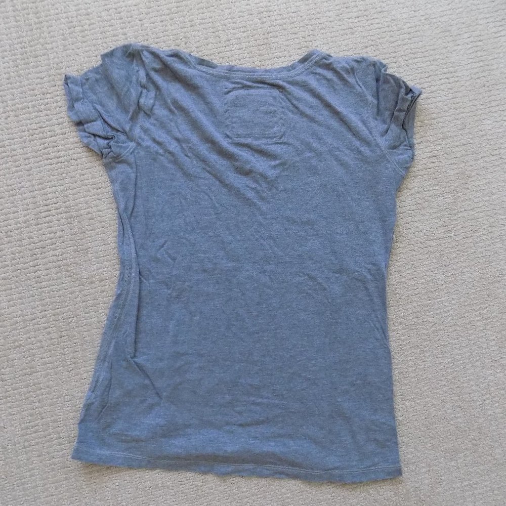 ABERCROMBIE & FITCH A&F V NECK SHIRT - Picture 2 of 2